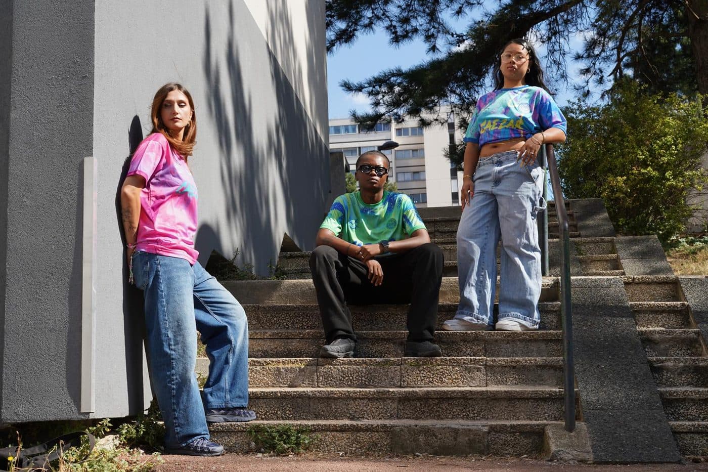 Trois maillots Caezar portés dans les escaliers