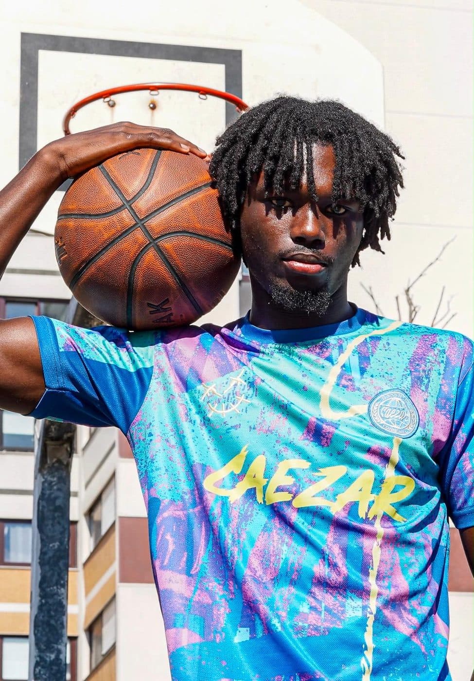 Maillot Caezar bleu porté sur un terrain de basket